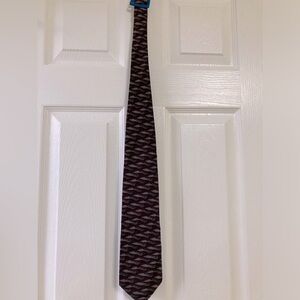 Geoffrey Beene silk necktie 56 inches